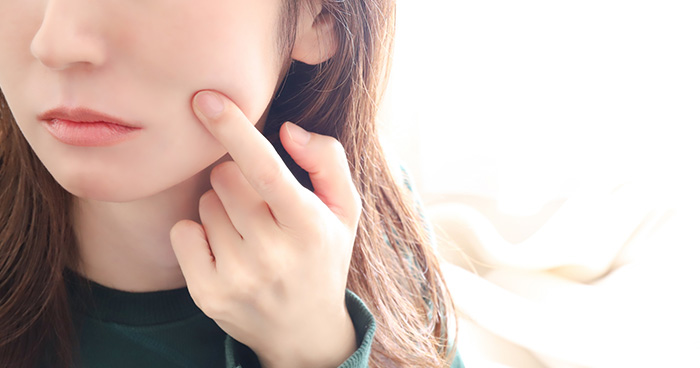 頬のたるみでほうれい線が目立つ原因