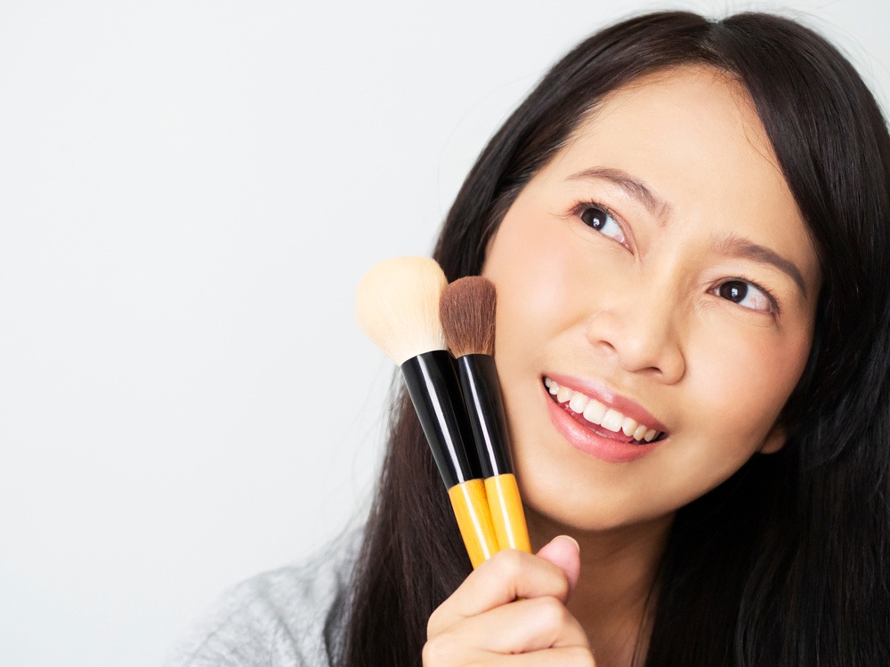 頬骨を目立たなくするメイク術で視覚的にカバー！