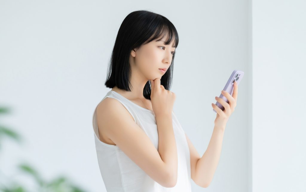 笑った時に頬の肉が目立つのはなぜ？