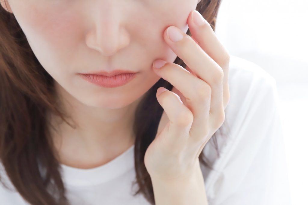 笑ったときの頬の肉をなくしたい人におすすめの美容医療6選