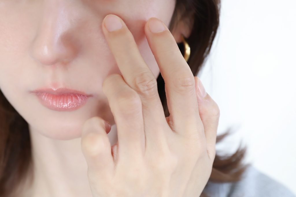 目の下のたるみ取りで後悔する理由