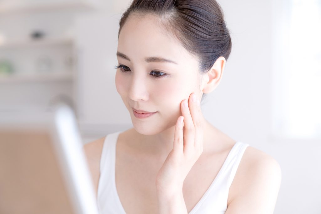 自宅でできる"一日で顔をすっきり見せる"セルフケア方法