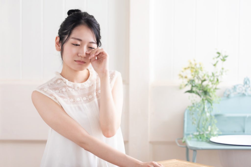 目の下のたるみ取りで後悔しない対処法&クリニックの選び方