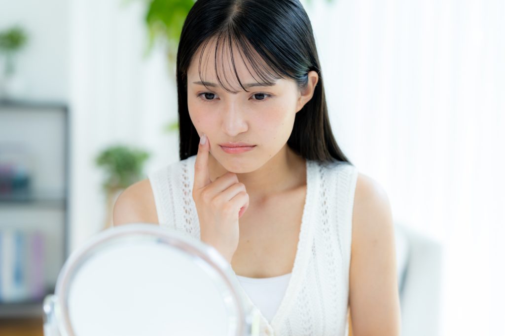 老け顔の特徴と原因とは？若々しさを保つケア方法&効果的な改善方法