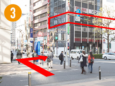 1つめの横断(交差点)を左に見ると「A CLINIC 横浜」が入っている犬山ビルが見えますので、犬山ビルを目指して横断歩道を渡ります