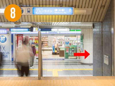道なりにまっすぐ進むと、地下鉄乗り場の案内と「ファミリーマート」さんが見えてきます。つきあたりを右手に曲がります。